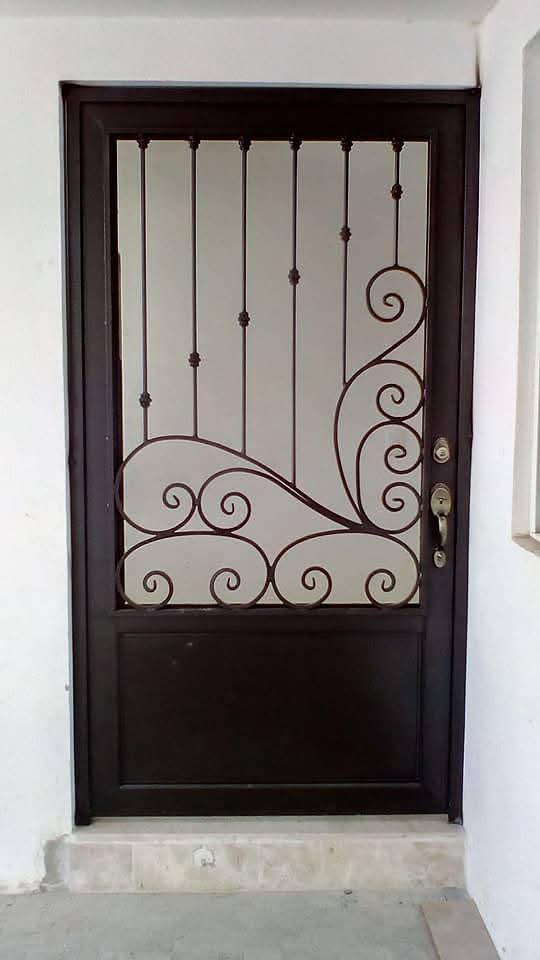 Puerta con figuras